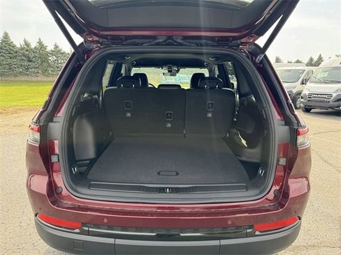 New 2025 Jeep Grand Cherokee Limited image 11