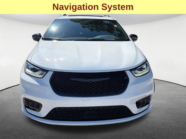 Used 2025 Chrysler Pacifica Limited w/ Trailer Tow Group AWD/4WD image 4