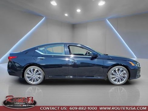 Used 2025 Nissan Altima 2.5 SL FWD image 2
