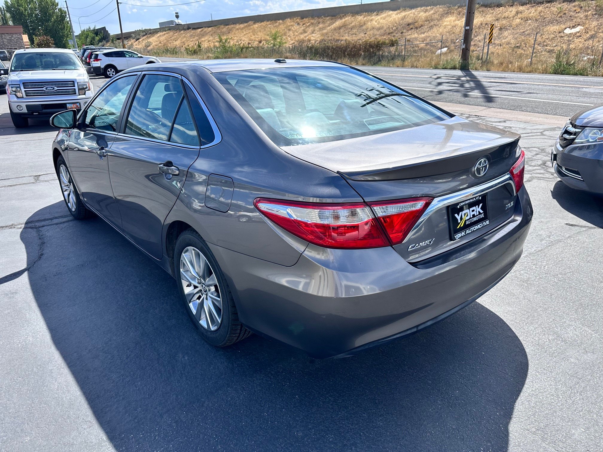 Used 2016 Toyota Camry XLE w/ Moonroof Package FWD image 4