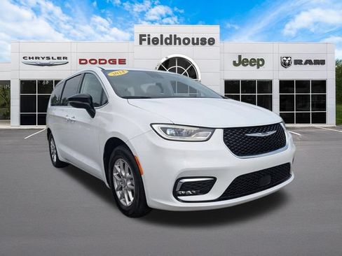 Used 2024 Chrysler Pacifica Touring-L FWD image 3