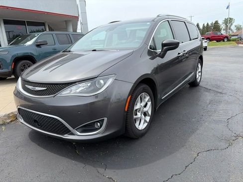 Used 2019 Chrysler Pacifica Touring-L Plus FWD image 4