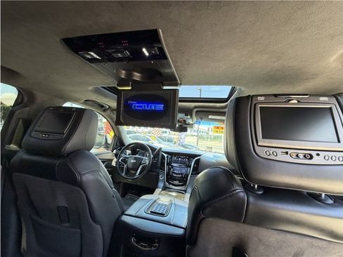 Used 2017 Cadillac Escalade Platinum RWD image 34