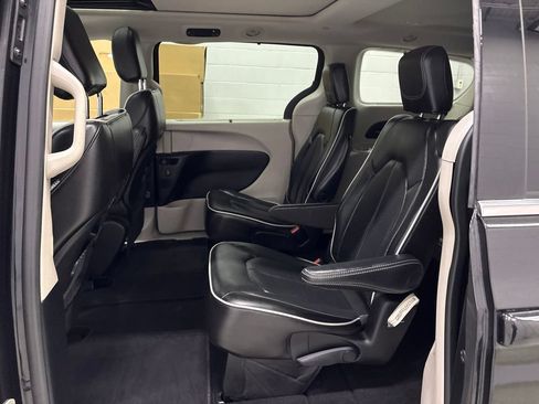 Used 2022 Chrysler Pacifica Limited AWD/4WD image 31