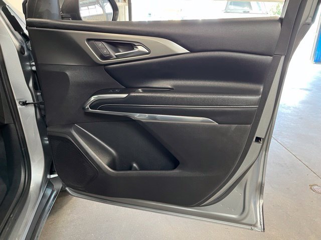 Used 2025 Chevrolet Traverse LT FWD image 13