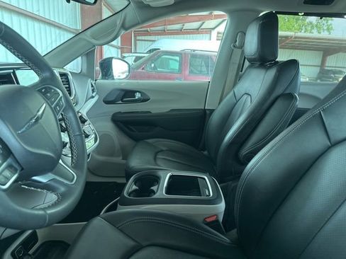 Used 2024 Chrysler Pacifica Touring-L FWD image 4
