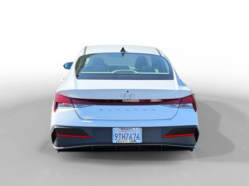 Certified 2025 Hyundai Elantra SE FWD image 4