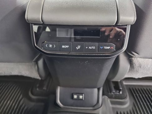 Used 2021 Toyota Highlander LE image 12