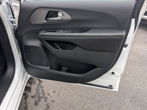 New 2027 Chrysler Pacifica Select FWD image 31