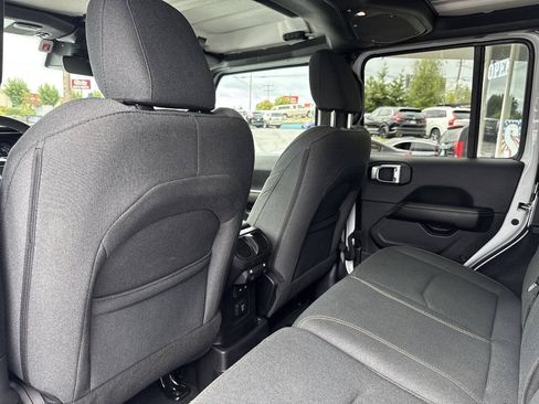 Used 2024 Jeep Wrangler Unlimited Sahara w/ Technology Group AWD/4WD image 26