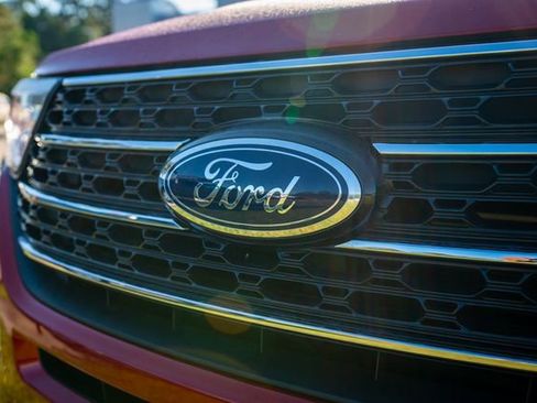 Used 2023 Ford Explorer XLT w/ Equipment Group 202A image 13