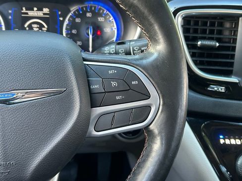 Certified 2020 Chrysler Pacifica Touring-L image 44