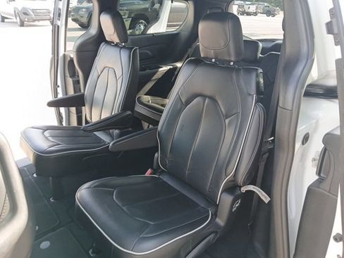 Used 2025 Chrysler Pacifica Limited FWD image 21