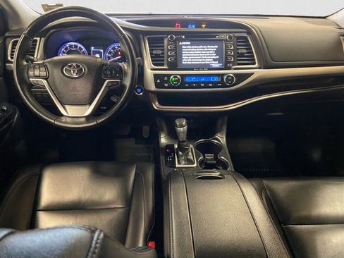 Used 2019 Toyota Highlander SE image 11