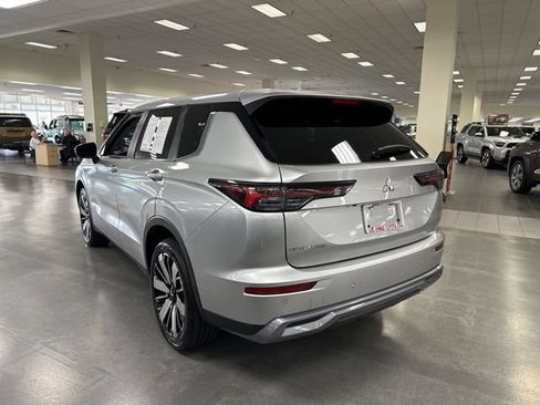 Used 2025 Mitsubishi Outlander SE FWD image 5