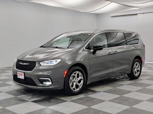 Used 2024 Chrysler Pacifica Limited w/ Trailer Tow Group image 7