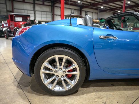 Used 2009 Saturn Sky Hydro Blue RWD image 8