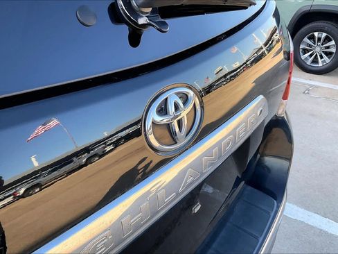Used 2012 Toyota Highlander Limited w/ Tow Pkg FWD image 29