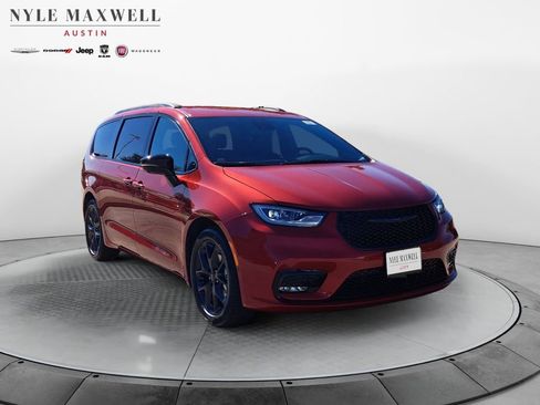 New 2026 Chrysler Pacifica Select w/ S Appearance Package image 2