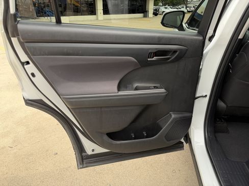 Used 2025 Toyota Highlander LE FWD image 16