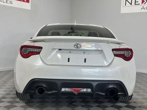 Used 2017 Toyota 86 RWD image 9
