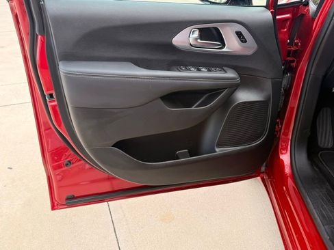 Certified 2025 Chrysler Pacifica Limited image 34