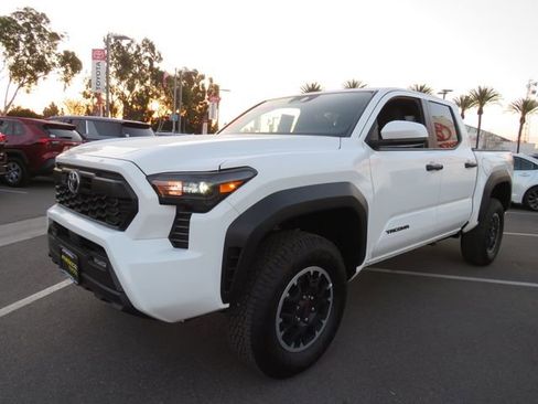 Certified 2025 Toyota Tacoma TRD Off-Road image 3