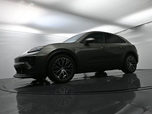 Certified 2025 Porsche Macan Electric image 44