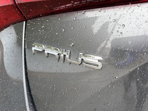 Used 2019 Toyota Prius L Eco w/ Carpet Mat Package image 7