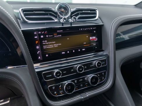 Used 2024 Bentley Bentayga AWD/4WD image 32