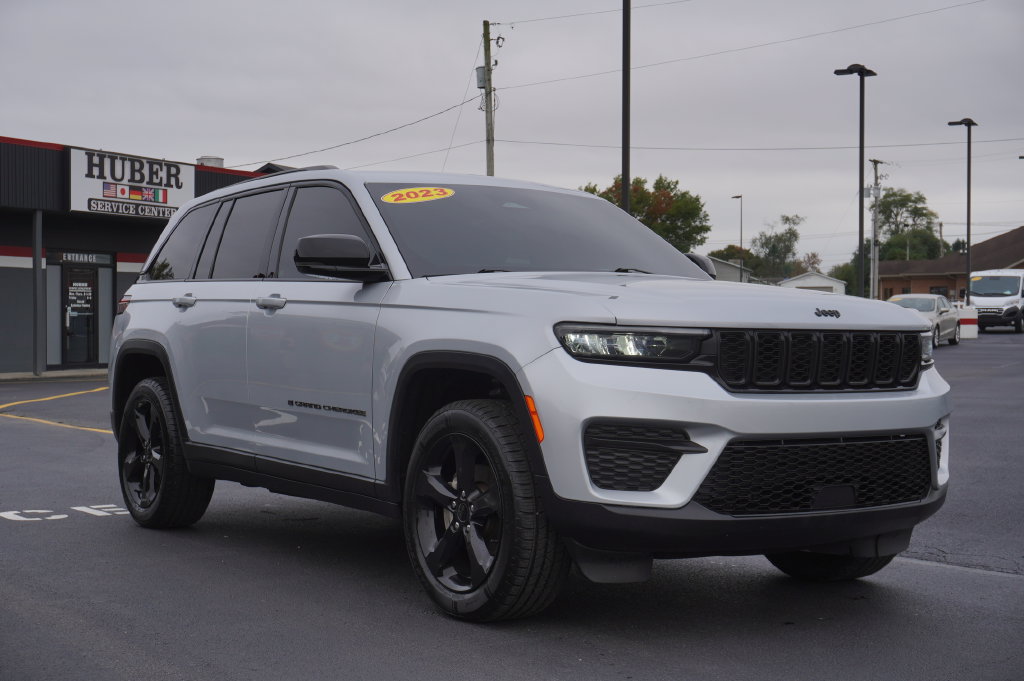 Used 2023 Jeep Grand Cherokee Altitude AWD/4WD image 9