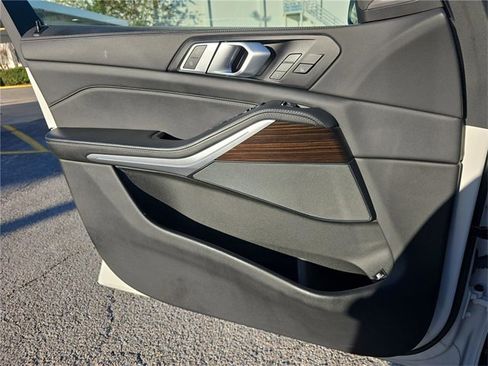 Used 2025 BMW X5 xDrive50e image 15