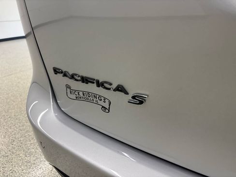 New 2026 Chrysler Pacifica Limited w/ S Appearance Package AWD/4WD image 12
