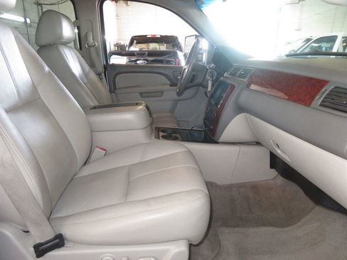 Used 2010 GMC Yukon XL SLT w/ SLT-2 Equipment Package image 38