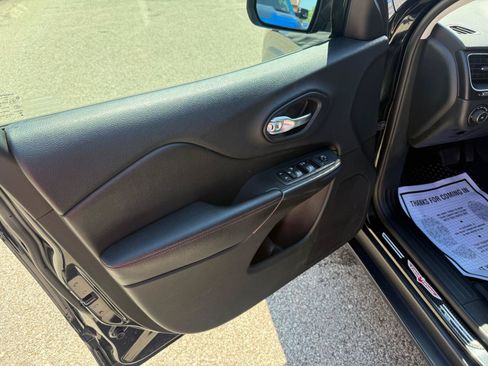 Used 2019 Jeep Cherokee Trailhawk w/ Comfort/Convenience Group AWD/4WD image 9