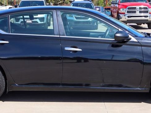 Used 2024 Nissan Altima 2.5 SV FWD image 2