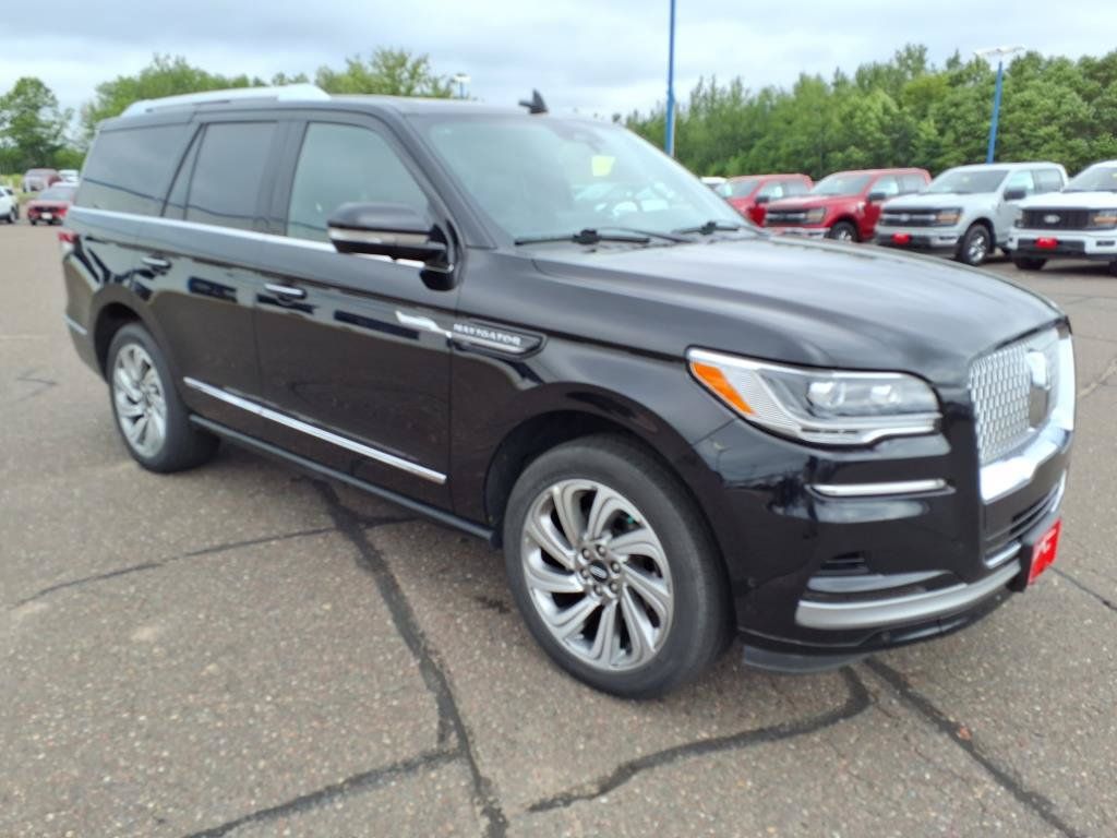 Used 2024 Lincoln Navigator Premiere AWD/4WD image 8