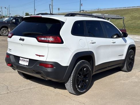 Used 2018 Jeep Cherokee Trailhawk image 3