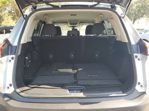 Used 2023 Nissan Rogue SV image 9