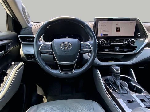 Used 2023 Toyota Highlander Platinum FWD image 6
