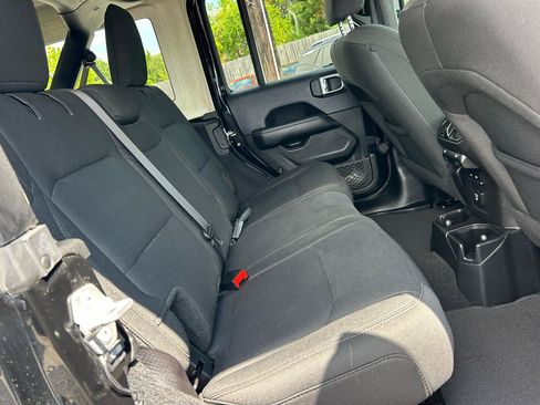 Used 2019 Jeep Wrangler Unlimited Sahara AWD/4WD image 11