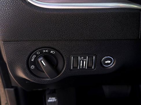 Used 2022 Dodge Charger SXT w/ Blacktop Package image 16