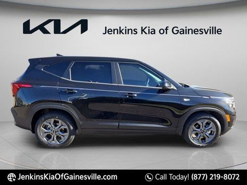 New 2026 Kia Seltos LX FWD image 3