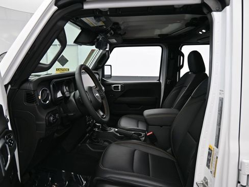 Used 2024 Jeep Gladiator Sport w/ Premium Package image 11