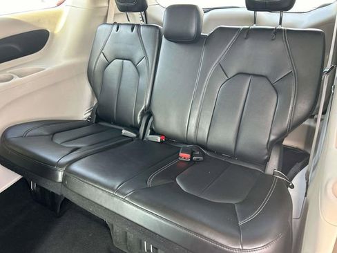 Used 2024 Chrysler Pacifica Touring-L image 19
