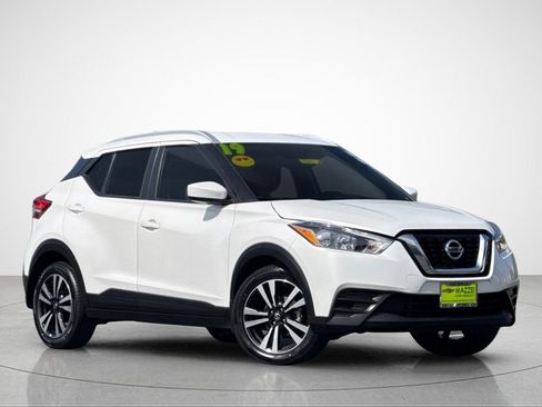 Used 2019 Nissan Kicks SV image 2