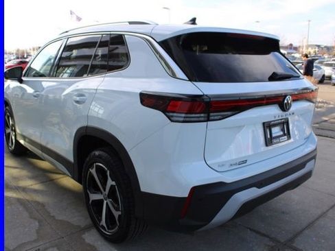 Used 2025 Volkswagen Tiguan SE w/ Panoramic Sunroof Package image 4