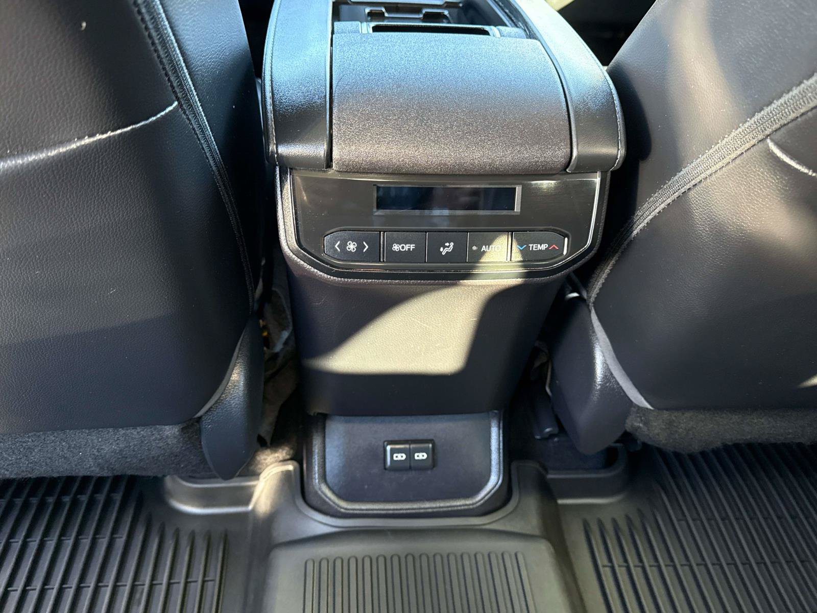 Used 2022 Toyota Highlander XLE AWD/4WD image 15