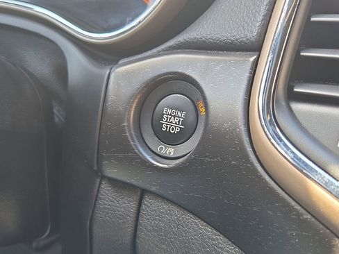 Used 2016 Jeep Grand Cherokee Laredo image 23