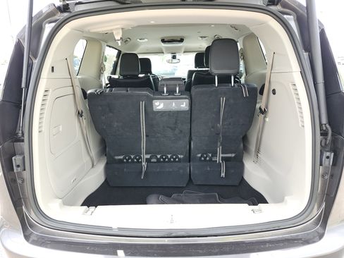 Used 2018 Chrysler Pacifica Touring-L FWD image 21